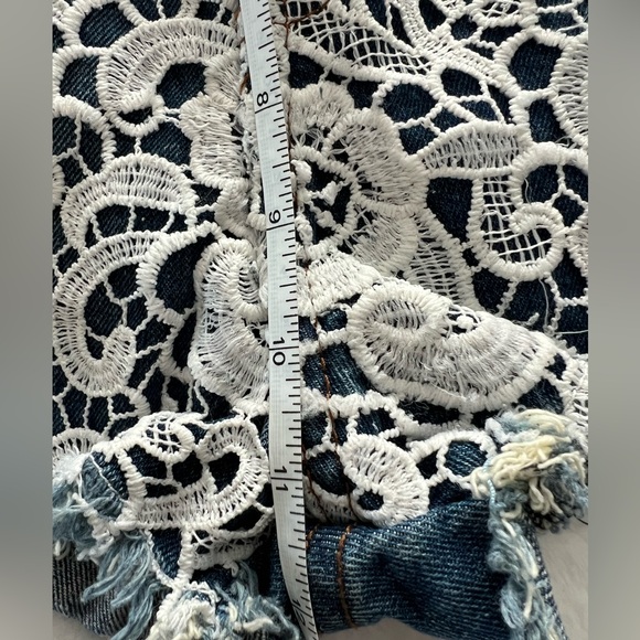 Forever 21 denim shorts with lace appliqué. Size 28 - Picture 11 of 14